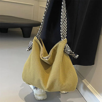 حقيبة كتف واسعة بملمس ناعم