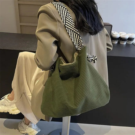 حقيبة كتف واسعة بملمس ناعم