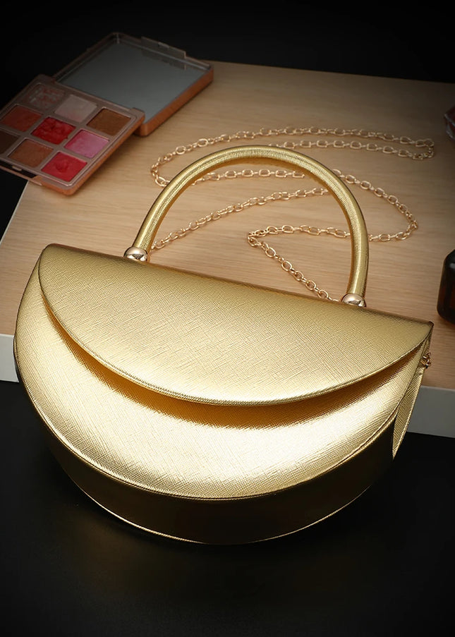 حقيبة كلتش صغيرة بشكل نصف دائري لامع