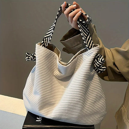 حقيبة كتف واسعة بملمس ناعم