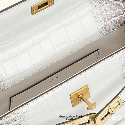 حقيبة كتف بنمط جلدي مع قفل معدني