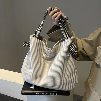 حقيبة كتف واسعة بملمس ناعم