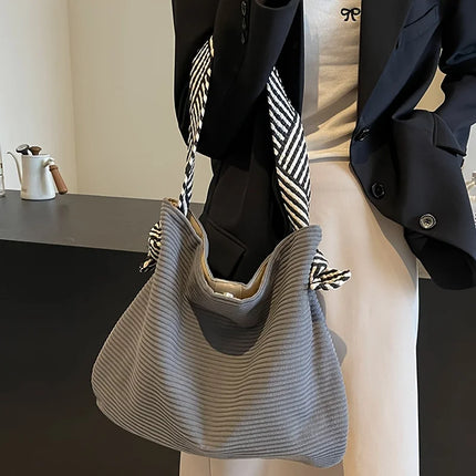 حقيبة كتف واسعة بملمس ناعم