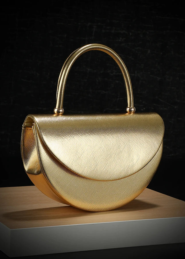 حقيبة كلتش صغيرة بشكل نصف دائري لامع