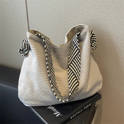 حقيبة كتف واسعة بملمس ناعم