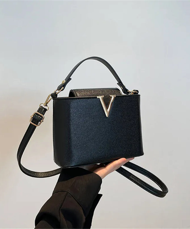 حقيبة يد وكتف بتصميم حرف V