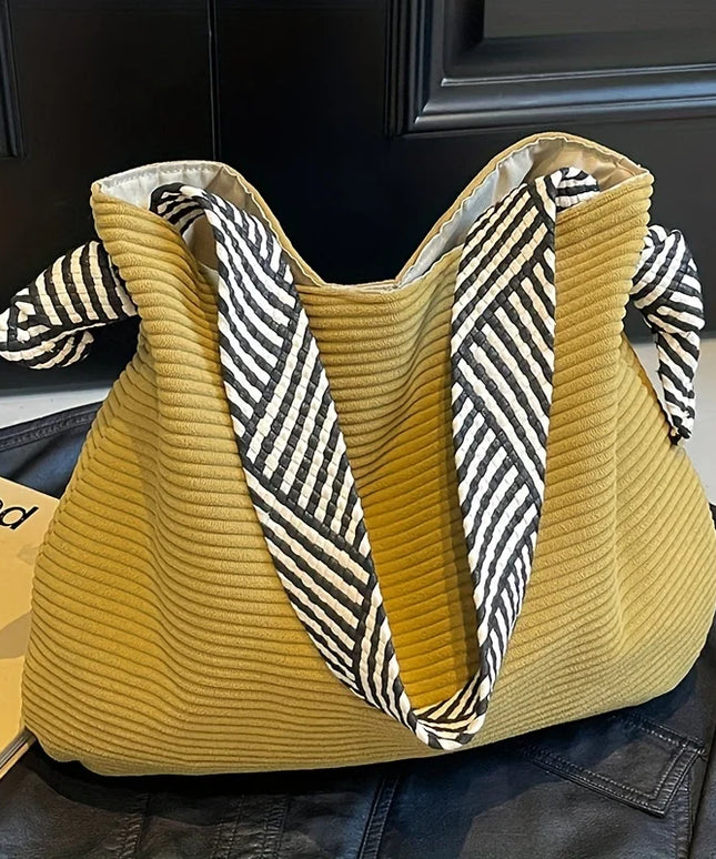 حقيبة كتف واسعة بملمس ناعم