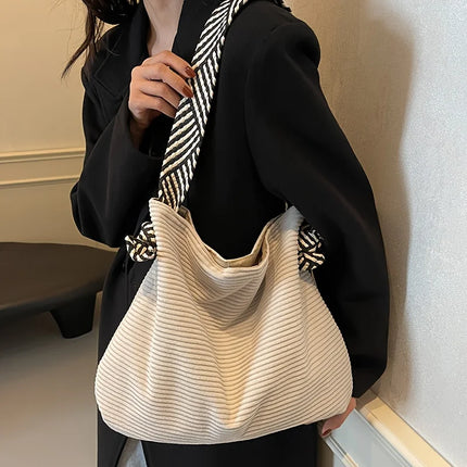 حقيبة كتف واسعة بملمس ناعم