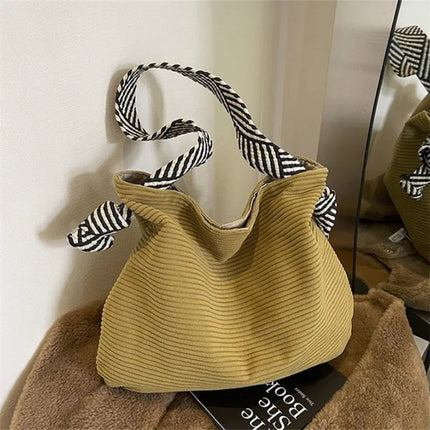 حقيبة كتف واسعة بملمس ناعم