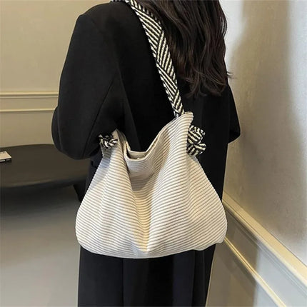 حقيبة كتف واسعة بملمس ناعم