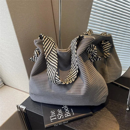 حقيبة كتف واسعة بملمس ناعم