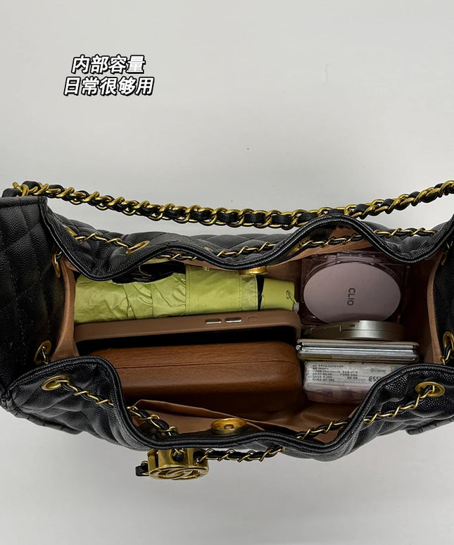 حقيبة يد كبيرة بمقبض علوي ونمط مميز