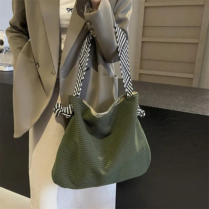 حقيبة كتف واسعة بملمس ناعم