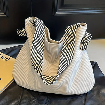 حقيبة كتف واسعة بملمس ناعم