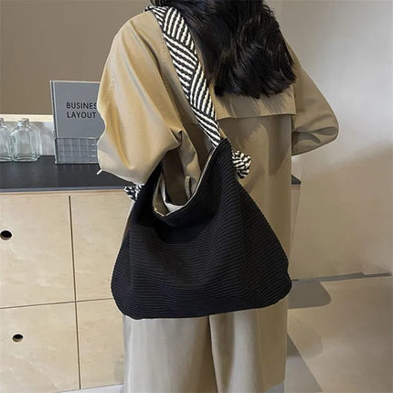 حقيبة كتف واسعة بملمس ناعم