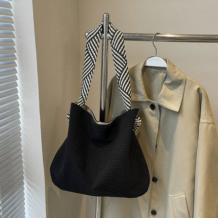 حقيبة كتف واسعة بملمس ناعم