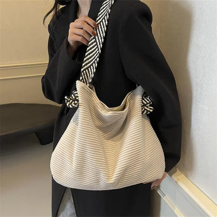 حقيبة كتف واسعة بملمس ناعم