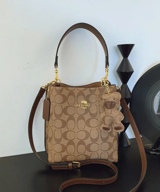 حقيبة كتف واسعة متوسطة الحجم