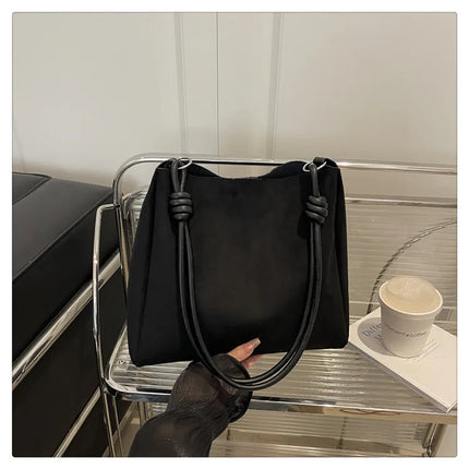 حقيبة يد كبيرة بتصميم مفتوح ومقبض واحد