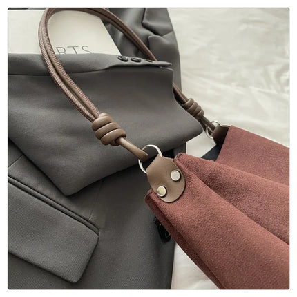 حقيبة يد كبيرة بتصميم مفتوح ومقبض واحد