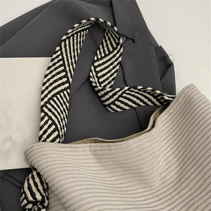 حقيبة كتف واسعة بملمس ناعم