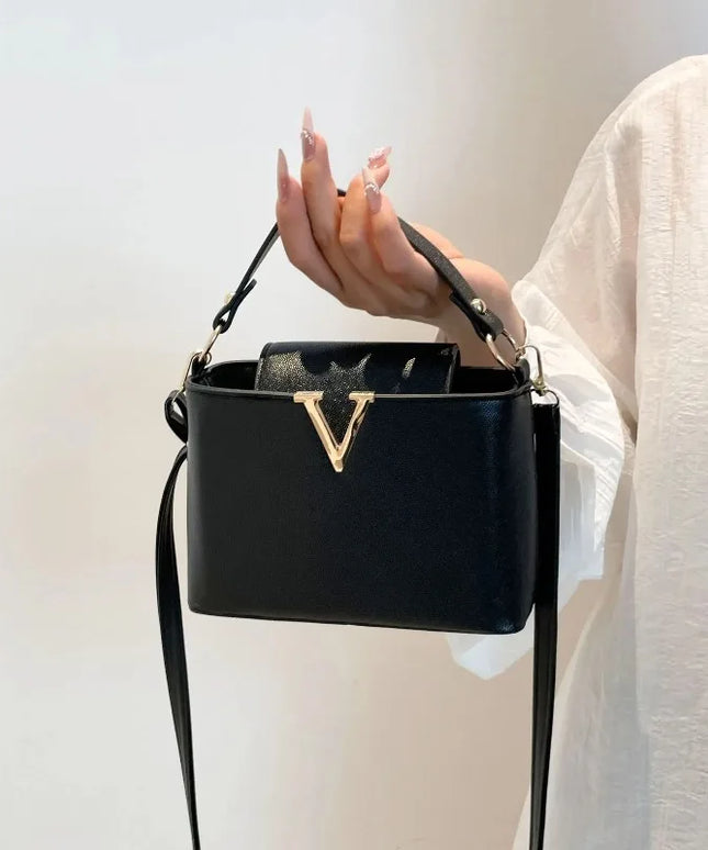 حقيبة يد وكتف بتصميم حرف V