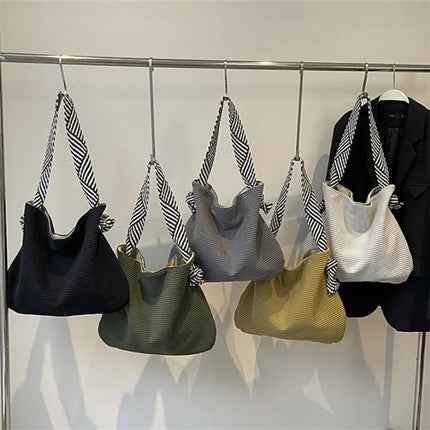 حقيبة كتف واسعة بملمس ناعم