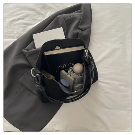 حقيبة يد كبيرة بتصميم مفتوح ومقبض واحد