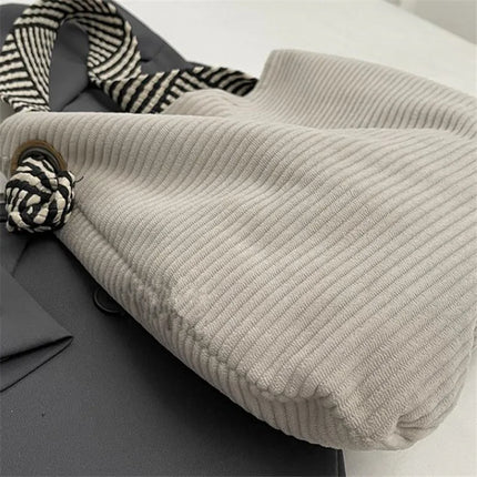 حقيبة كتف واسعة بملمس ناعم