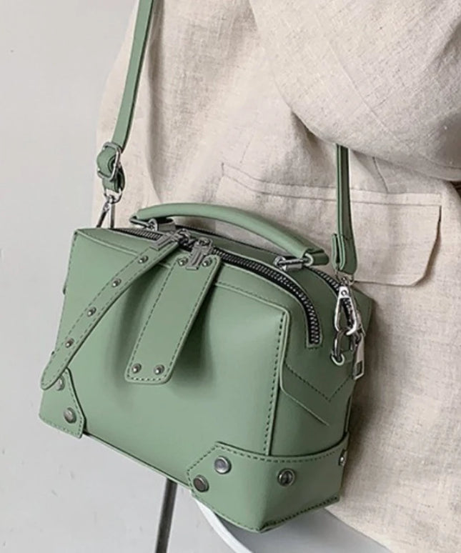 حقيبة يد عملية بجيوب داخلية منظمة