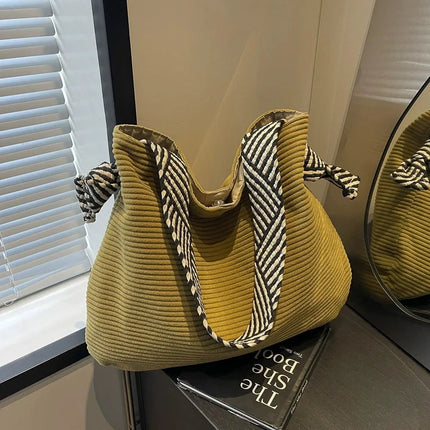 حقيبة كتف واسعة بملمس ناعم