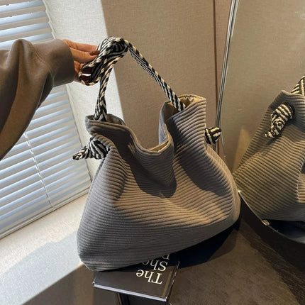 حقيبة كتف واسعة بملمس ناعم