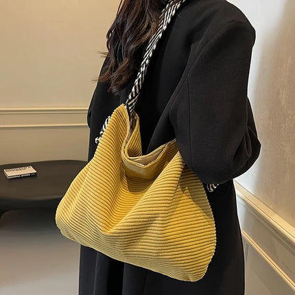 حقيبة كتف واسعة بملمس ناعم