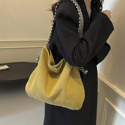 حقيبة كتف واسعة بملمس ناعم