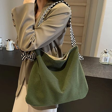 حقيبة كتف واسعة بملمس ناعم