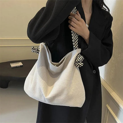 حقيبة كتف واسعة بملمس ناعم