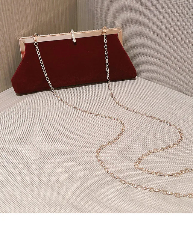 حقيبة مخملية صغيرة بسلسلة معدنية