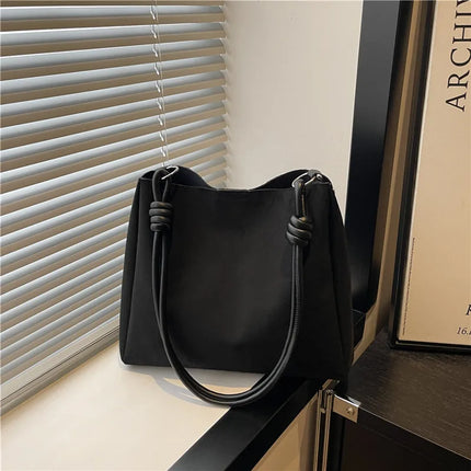 حقيبة يد كبيرة بتصميم مفتوح ومقبض واحد