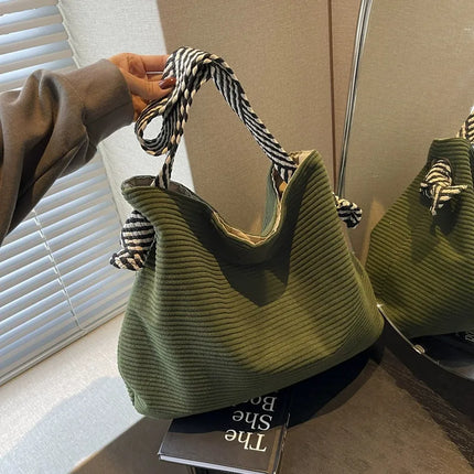 حقيبة كتف واسعة بملمس ناعم