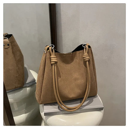 حقيبة يد كبيرة بتصميم مفتوح ومقبض واحد