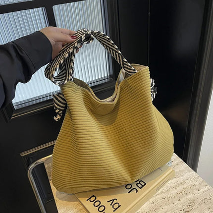 حقيبة كتف واسعة بملمس ناعم