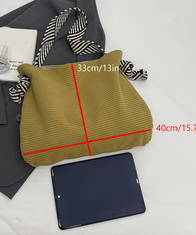 حقيبة كتف واسعة بملمس ناعم