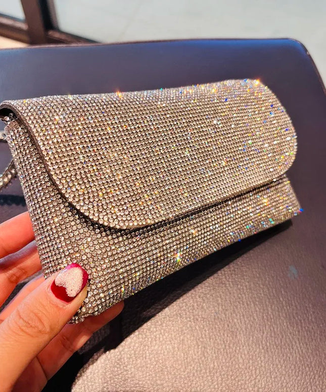 حقيبة مرصعة بأحجار لامعة مع سلسلة معدنية