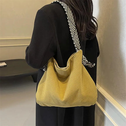 حقيبة كتف واسعة بملمس ناعم