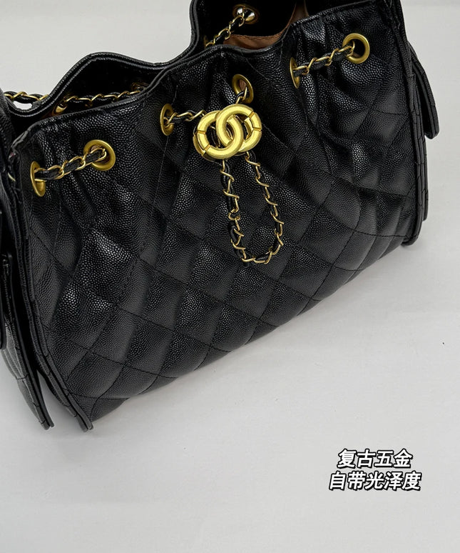 حقيبة يد كبيرة بمقبض علوي ونمط مميز